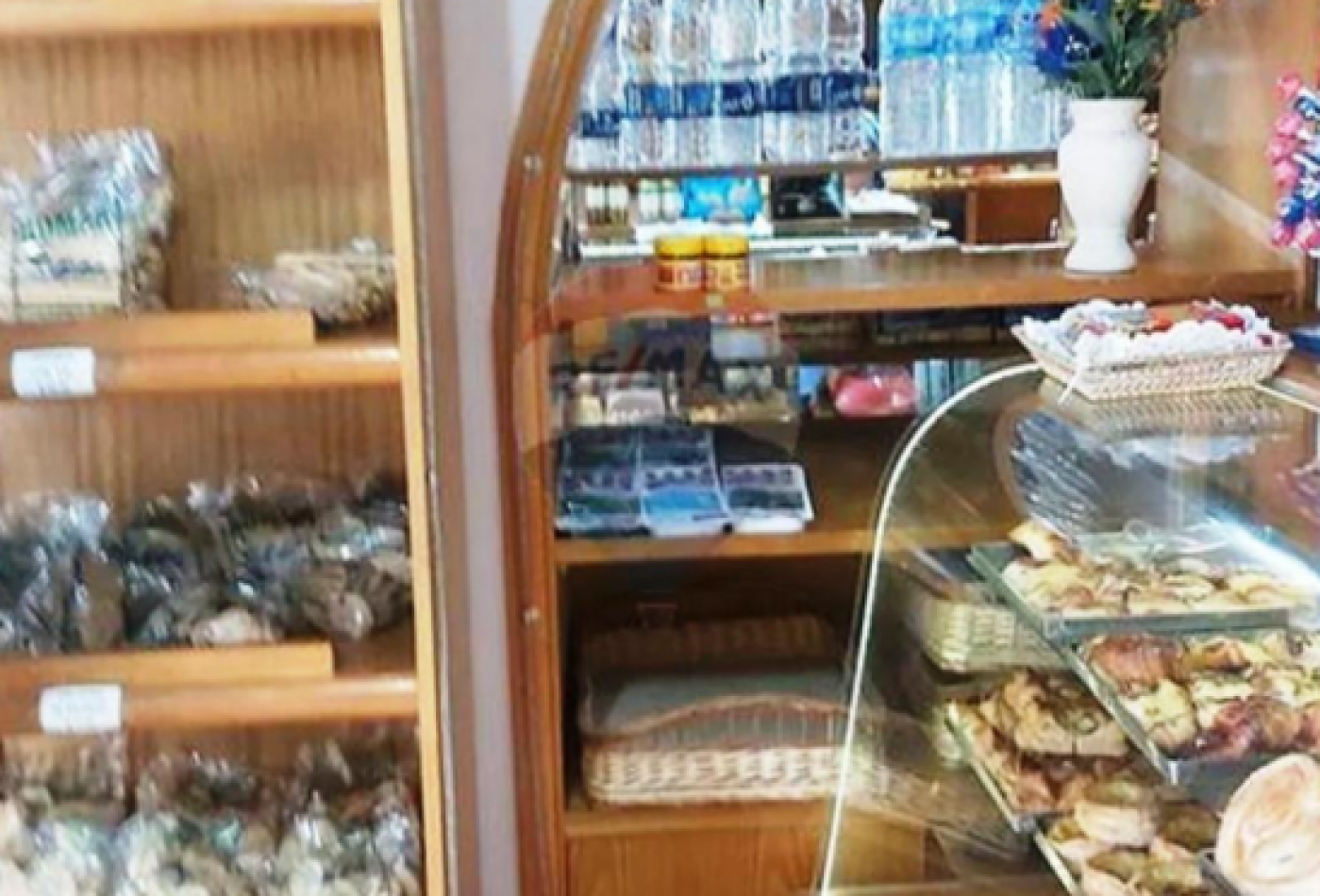 PANADERIA FUNCIONANDO CON LOCAL, MAS DOS DEPARTAMENTOS EN PLANTA ALTA DE TRES AMBIENTES, VENTA EN BLOCK EN NECOCHEA