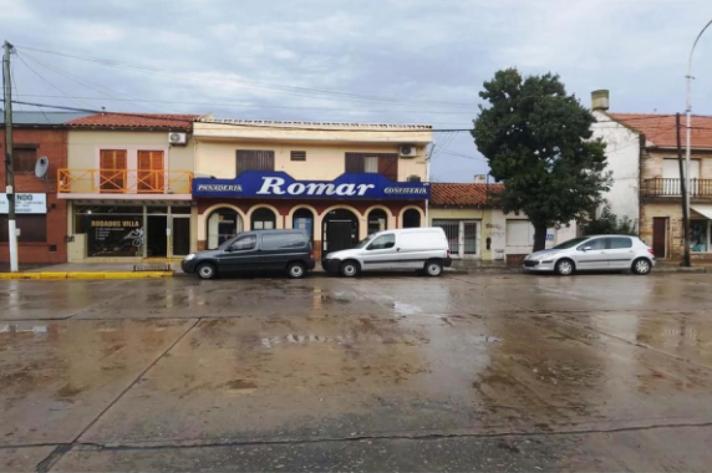 PANADERIA FUNCIONANDO CON LOCAL, MAS DOS DEPARTAMENTOS EN PLANTA ALTA DE TRES AMBIENTES, VENTA EN BLOCK EN NECOCHEA