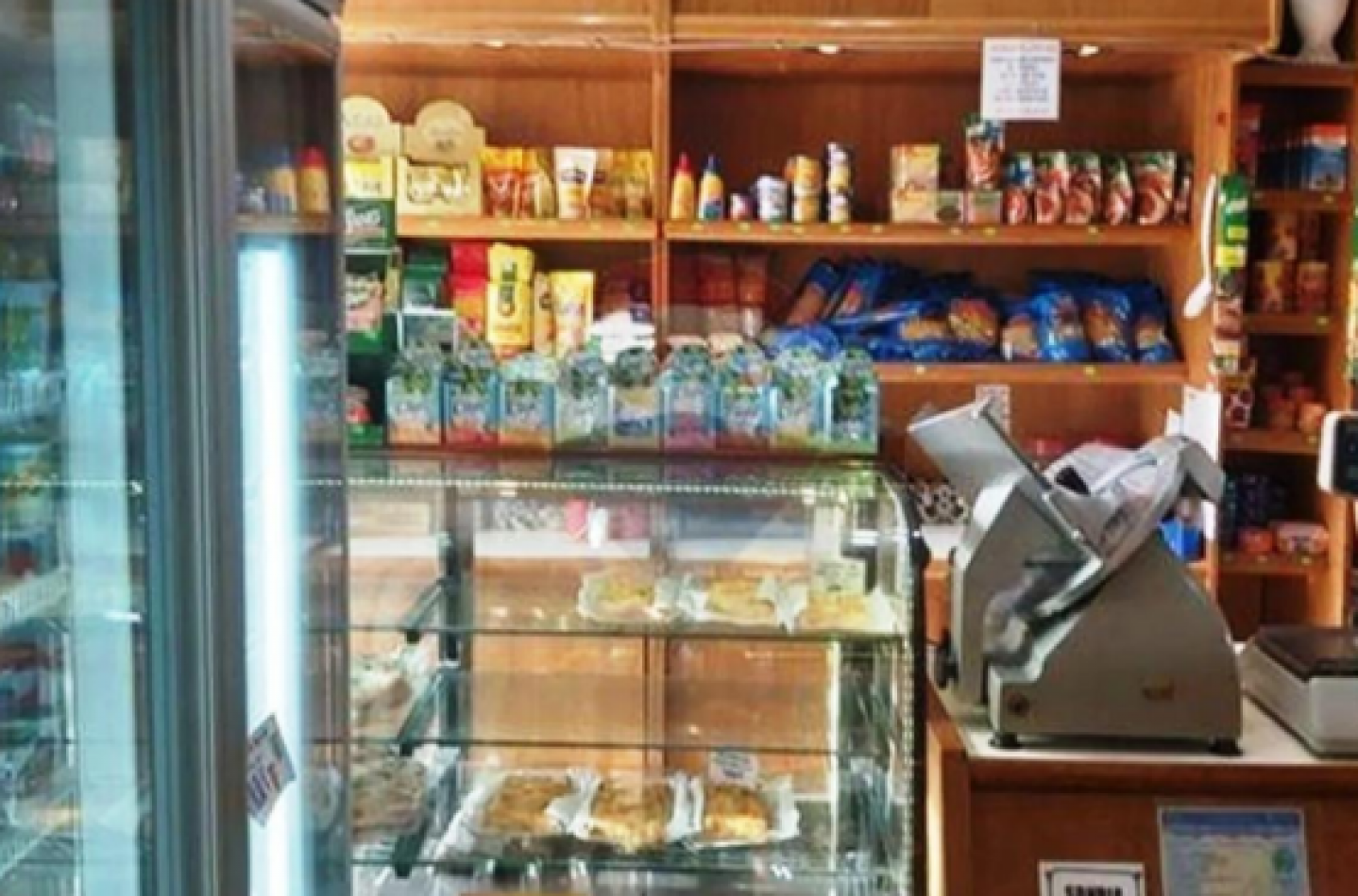 PANADERIA FUNCIONANDO CON LOCAL, MAS DOS DEPARTAMENTOS EN PLANTA ALTA DE TRES AMBIENTES, VENTA EN BLOCK EN NECOCHEA