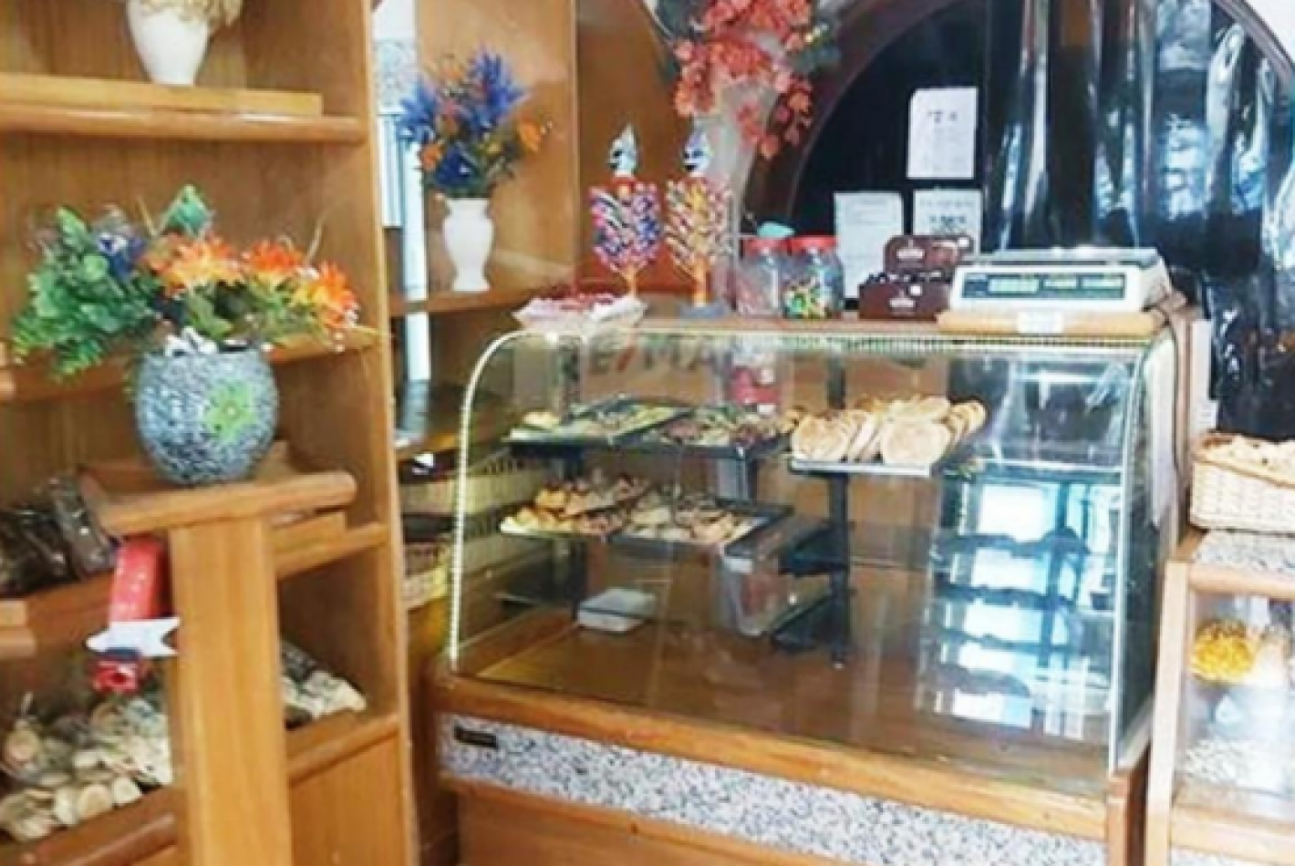 PANADERIA FUNCIONANDO CON LOCAL, MAS DOS DEPARTAMENTOS EN PLANTA ALTA DE TRES AMBIENTES, VENTA EN BLOCK EN NECOCHEA
