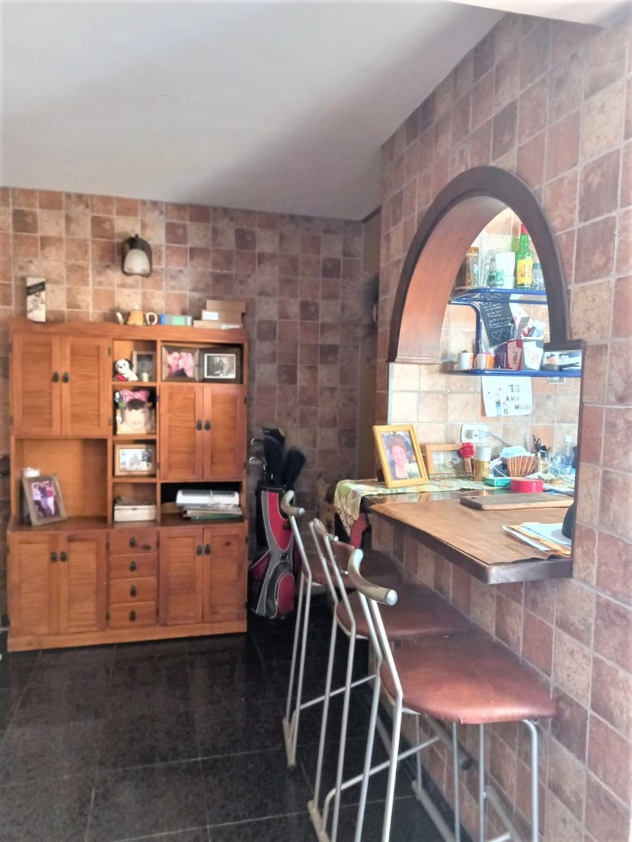 PANADERIA FUNCIONANDO CON LOCAL, MAS DOS DEPARTAMENTOS EN PLANTA ALTA DE TRES AMBIENTES, VENTA EN BLOCK EN NECOCHEA