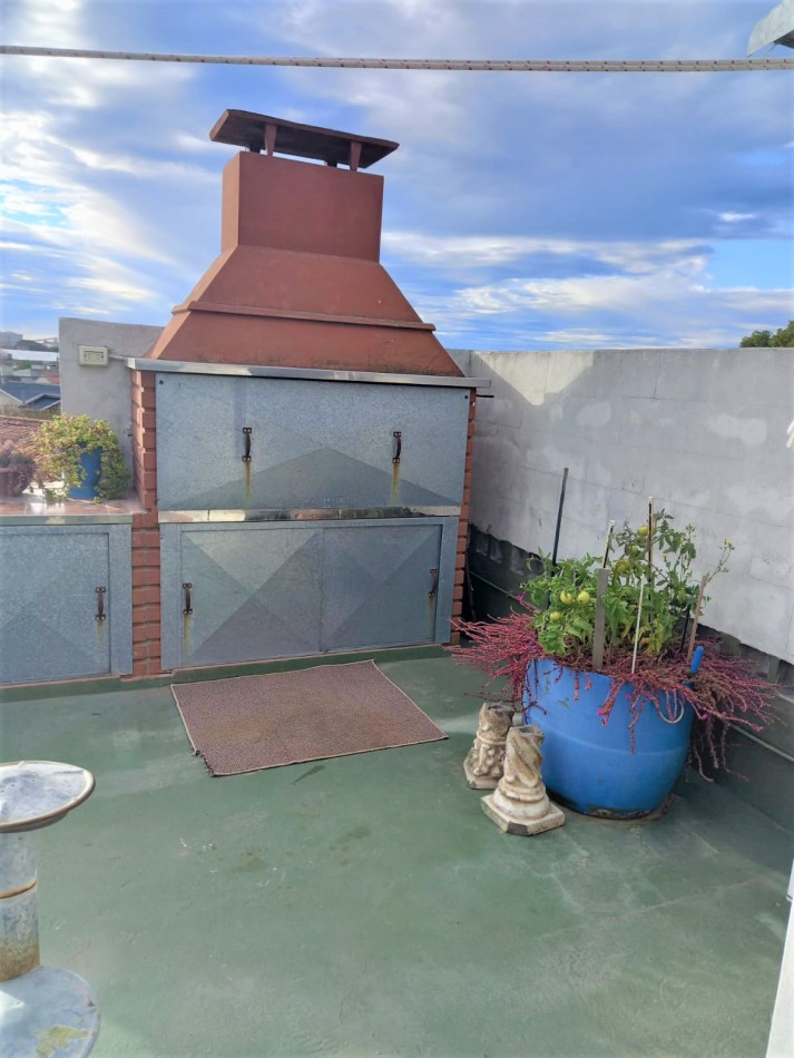 PANADERIA FUNCIONANDO CON LOCAL, MAS DOS DEPARTAMENTOS EN PLANTA ALTA DE TRES AMBIENTES, VENTA EN BLOCK EN NECOCHEA