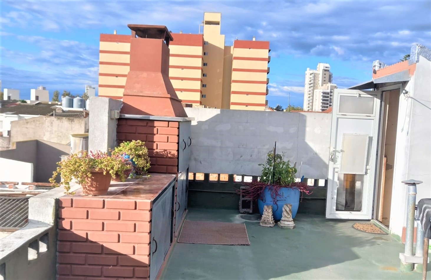 PANADERIA FUNCIONANDO CON LOCAL, MAS DOS DEPARTAMENTOS EN PLANTA ALTA DE TRES AMBIENTES, VENTA EN BLOCK EN NECOCHEA