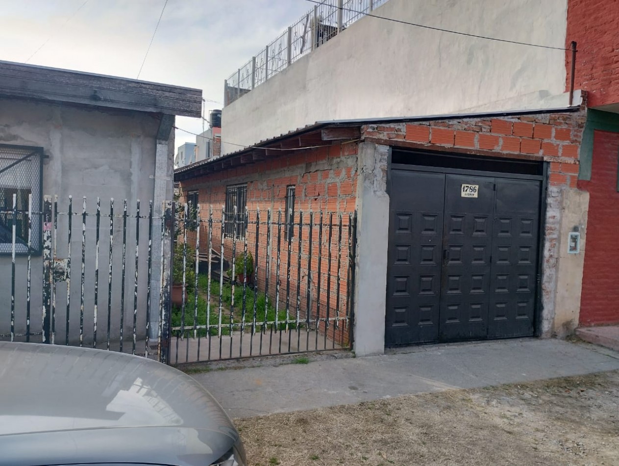 Casa sobre lote propio a restaurar parcialmente en Isidro casanova