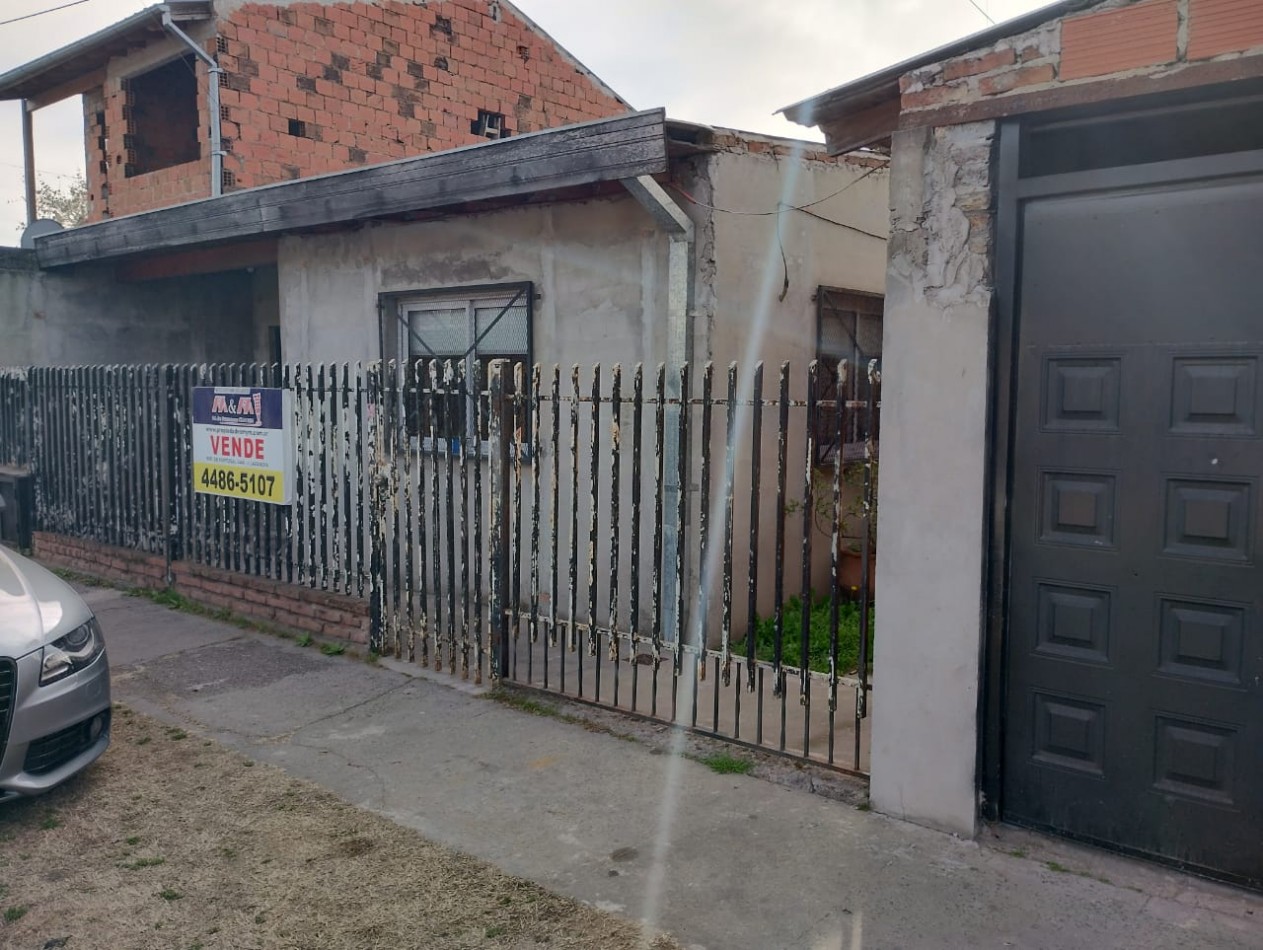 Casa sobre lote propio a restaurar parcialmente en Isidro casanova