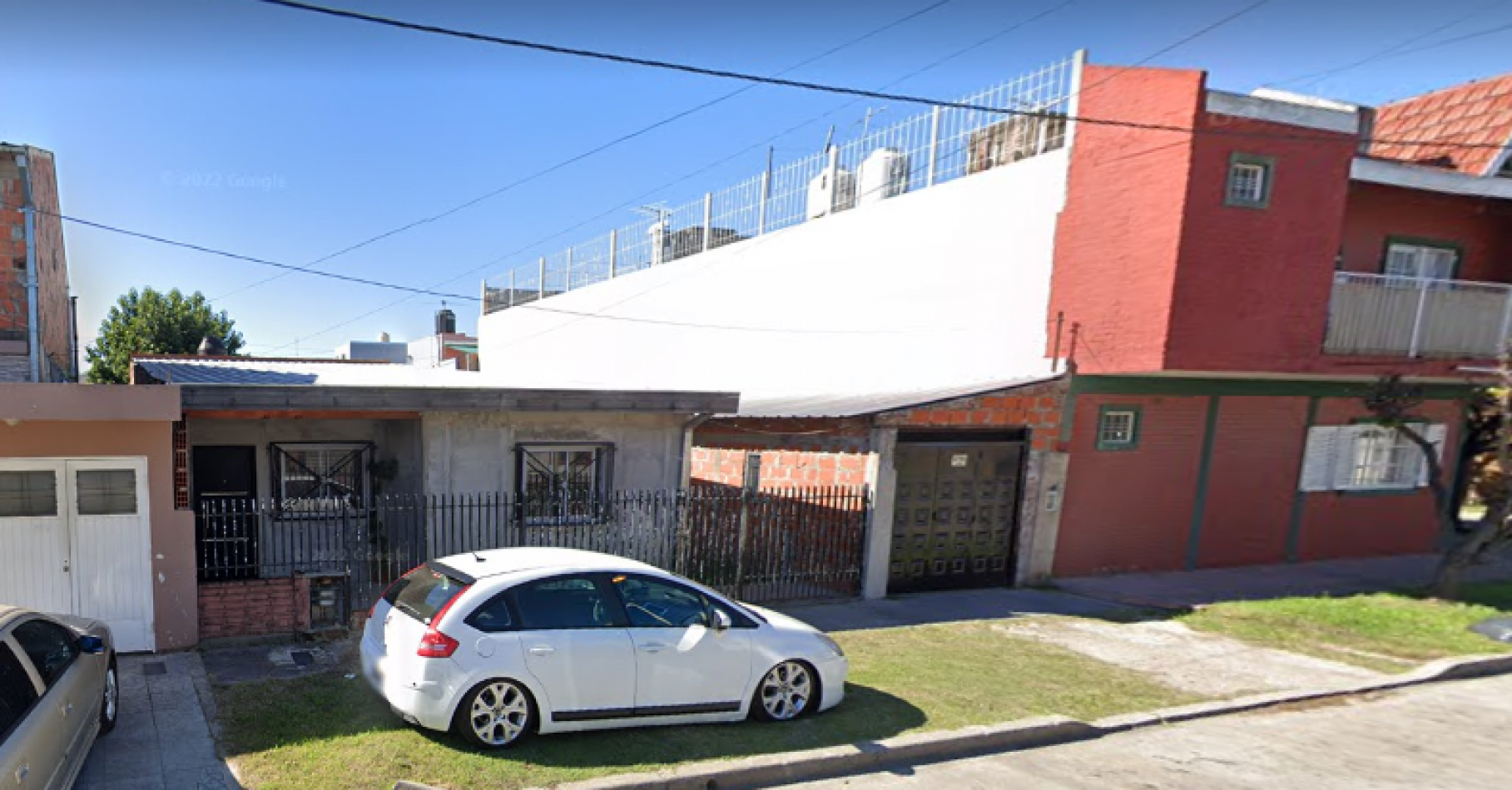 Casa sobre lote propio a restaurar parcialmente en Isidro casanova