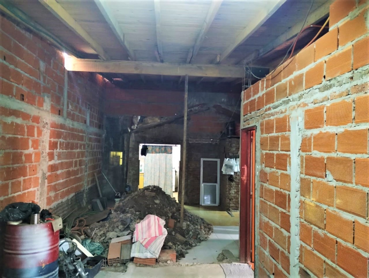 Casa sobre lote propio a restaurar parcialmente en Isidro casanova