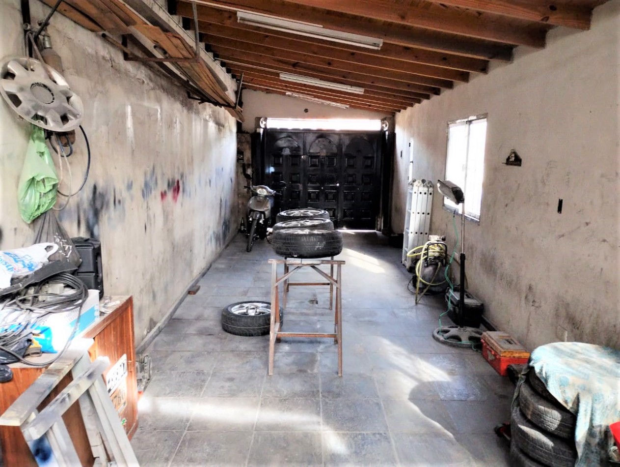 Casa sobre lote propio a restaurar parcialmente en Isidro casanova