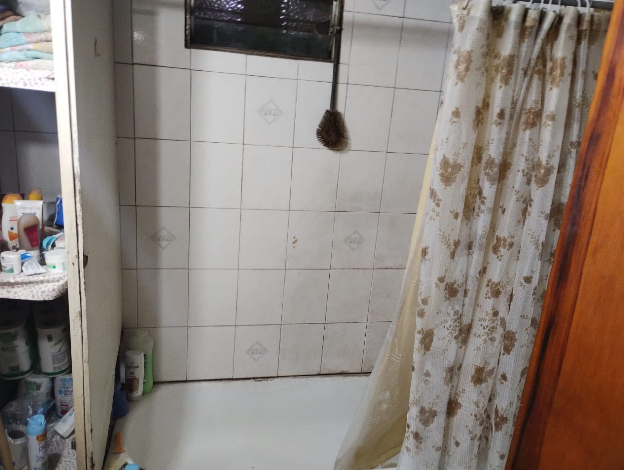 Casa sobre lote propio a restaurar parcialmente en Isidro casanova