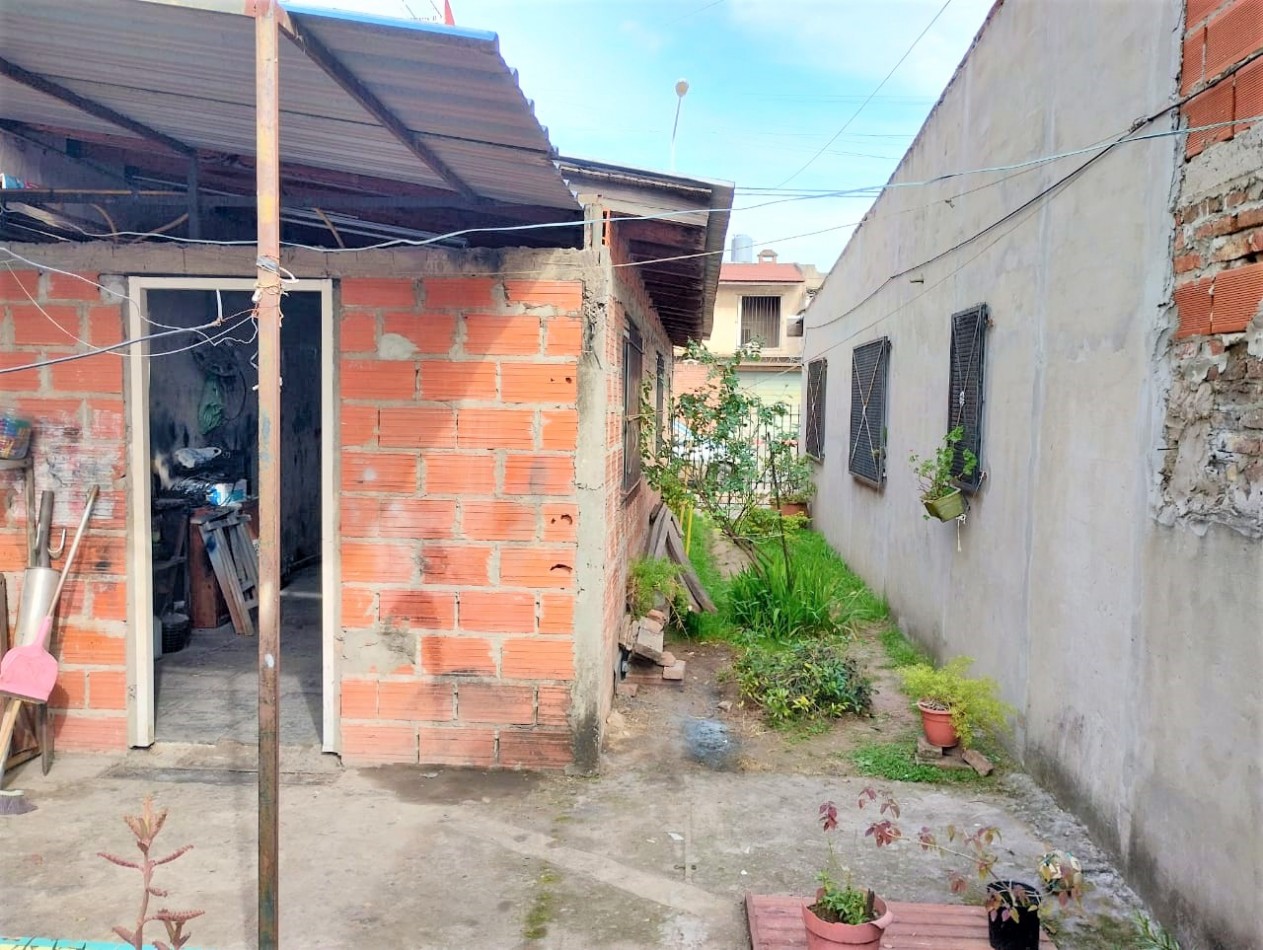 Casa sobre lote propio a restaurar parcialmente en Isidro casanova