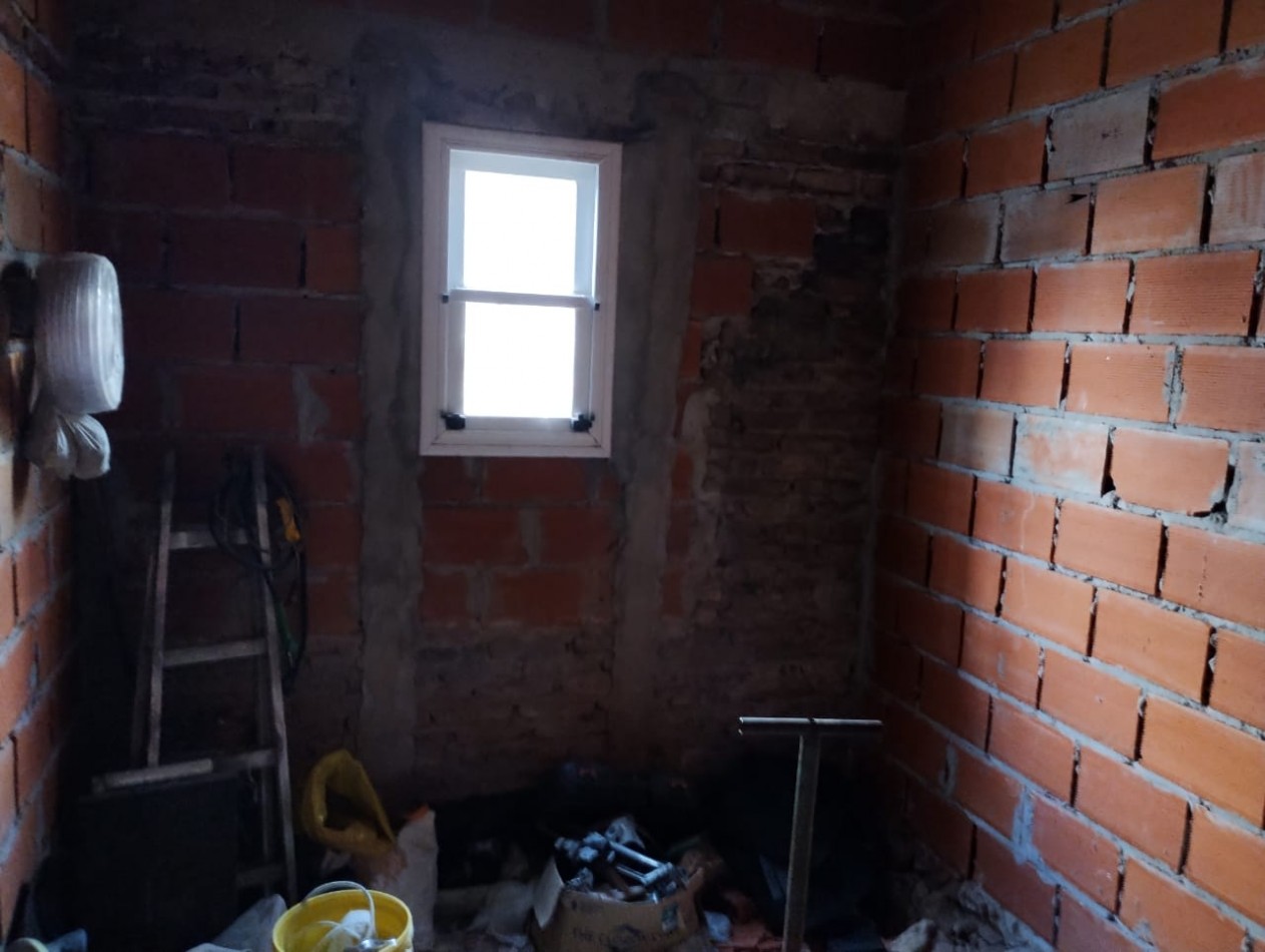 Casa sobre lote propio a restaurar parcialmente en Isidro casanova