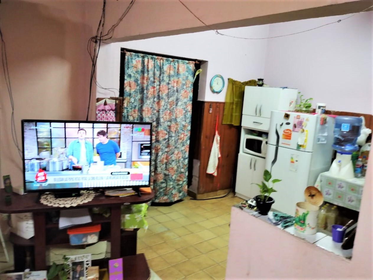 Casa sobre lote propio a restaurar parcialmente en Isidro casanova
