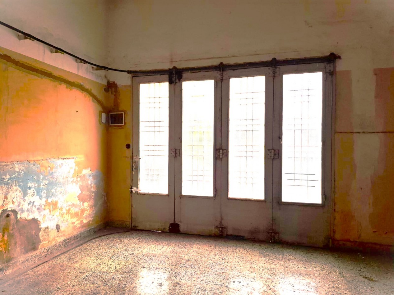 CASA DE 3 AMBIENTES, PUEDE TRANSFORMARSE EN 4 AMBIENTES, CON LOCAL Y GARAGE