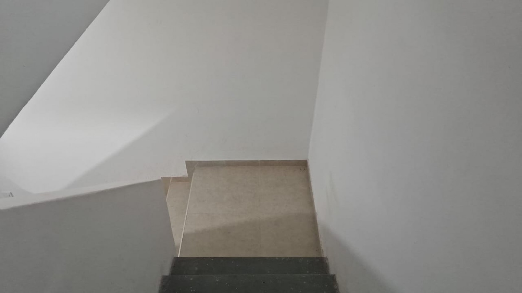 LOCAL EN EXCELENTE UBICACION EN MOSERRAT en dos plantas 