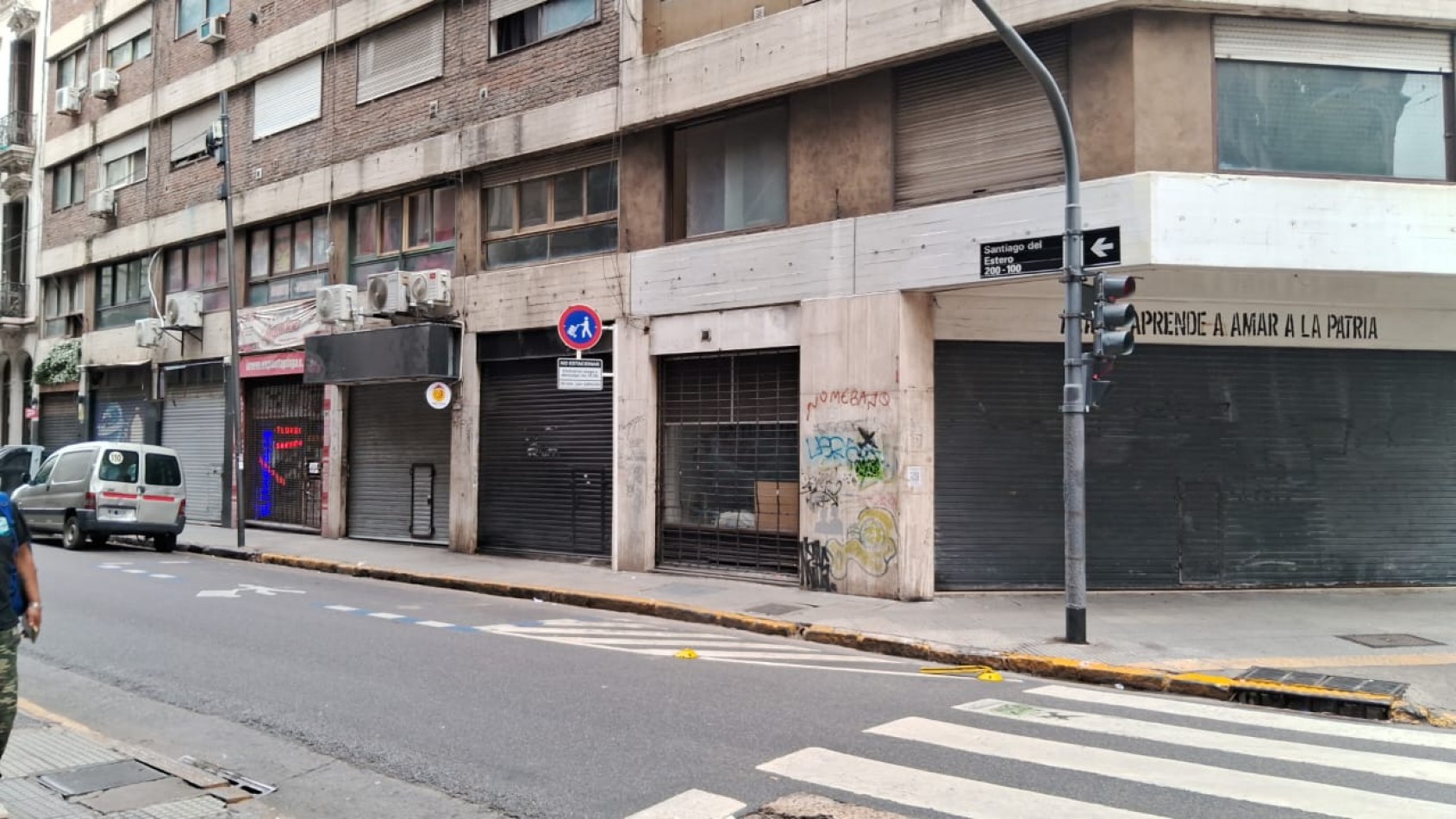 LOCAL EN EXCELENTE UBICACION EN MOSERRAT en dos plantas 