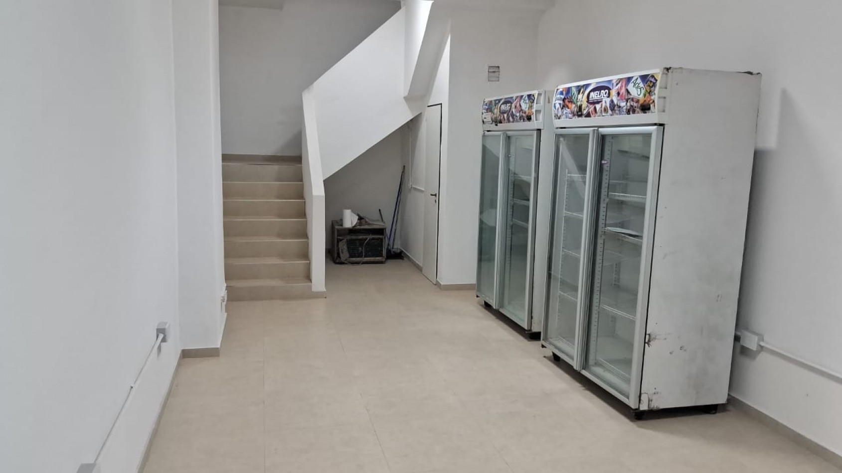 LOCAL EN EXCELENTE UBICACION EN MOSERRAT en dos plantas 