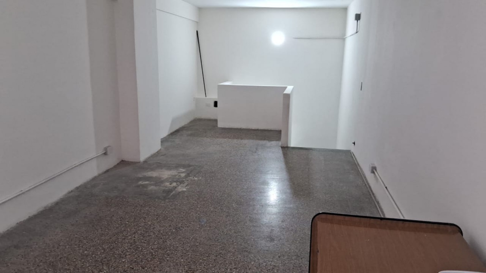 LOCAL EN EXCELENTE UBICACION EN MOSERRAT en dos plantas 