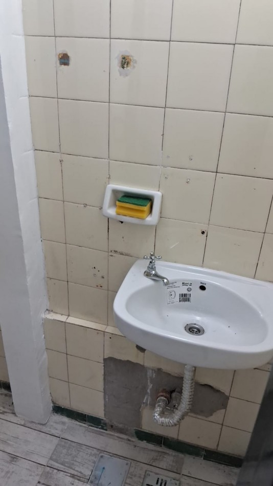 LOCAL EN EXCELENTE UBICACION EN MOSERRAT en dos plantas 