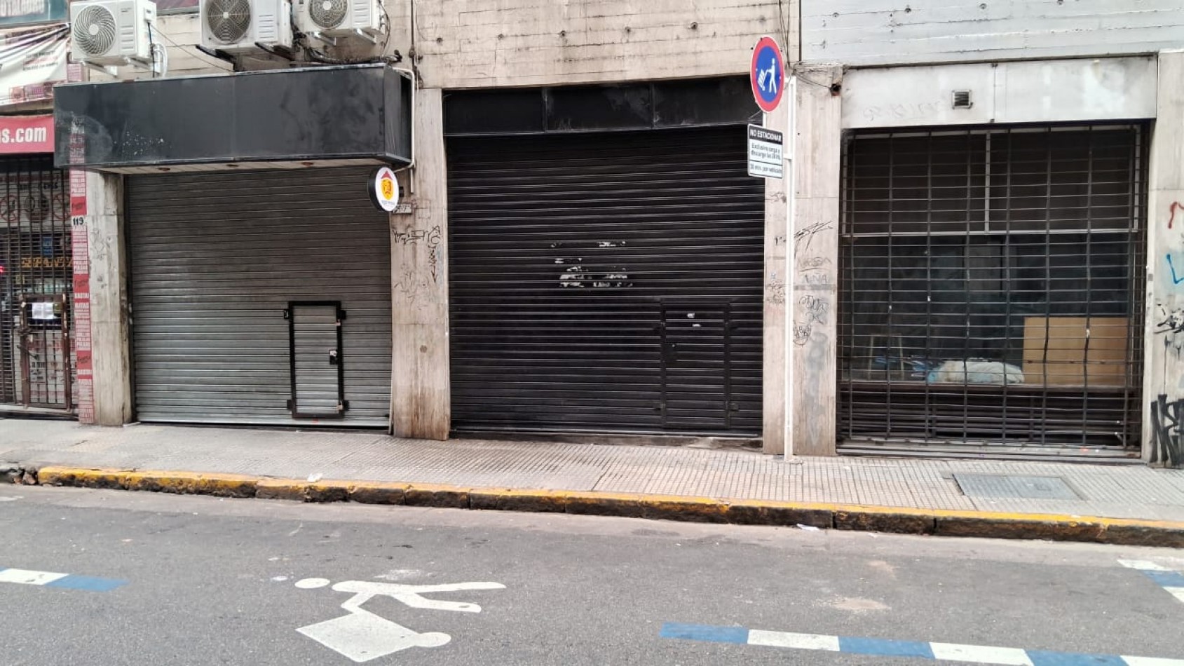 LOCAL EN EXCELENTE UBICACION EN MOSERRAT en dos plantas 