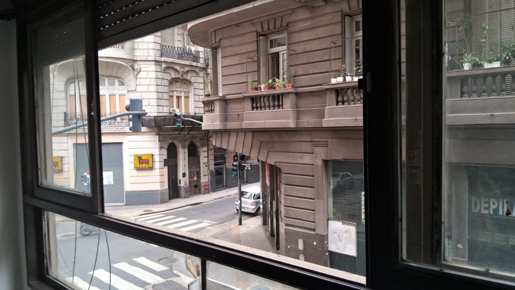 LOCAL EN EXCELENTE UBICACION EN MOSERRAT en dos plantas 