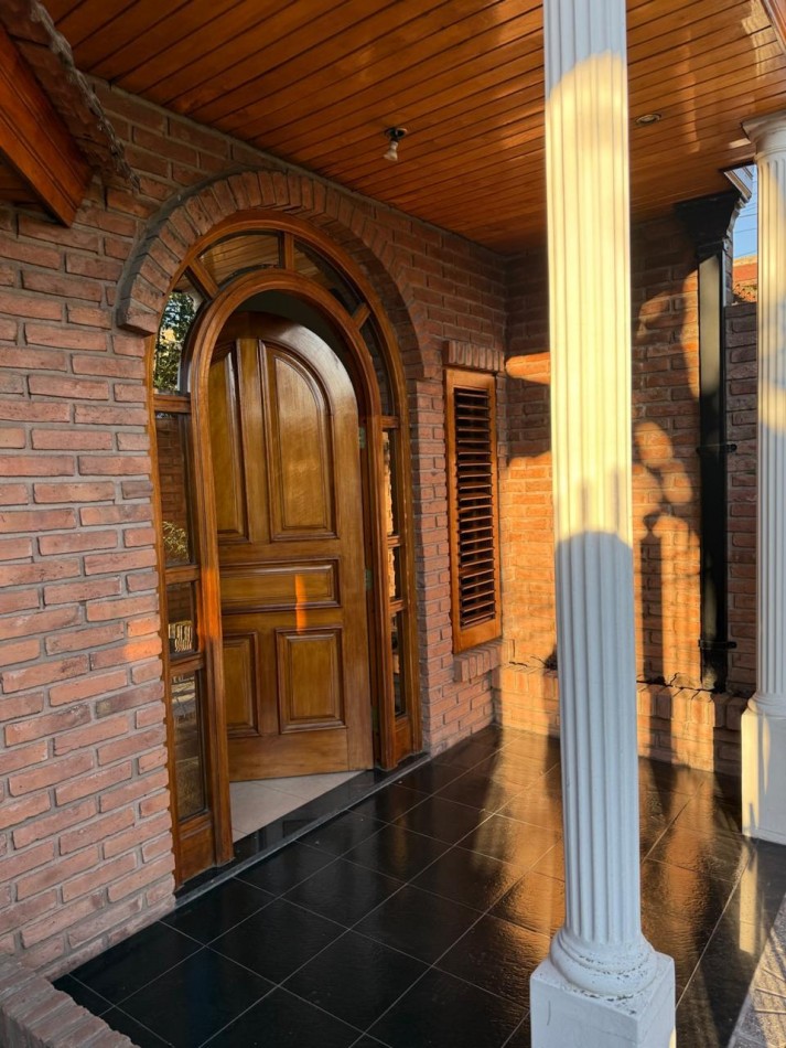 CASA TIPO CHALET EN VILLA LUZURIAGA RETASADA! PERMUTA!