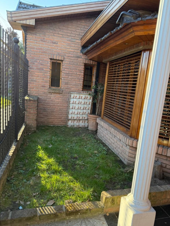 CASA TIPO CHALET EN VILLA LUZURIAGA RETASADA! PERMUTA!