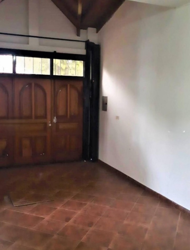 CASA TIPO CHALET EN VILLA LUZURIAGA RETASADA! PERMUTA!