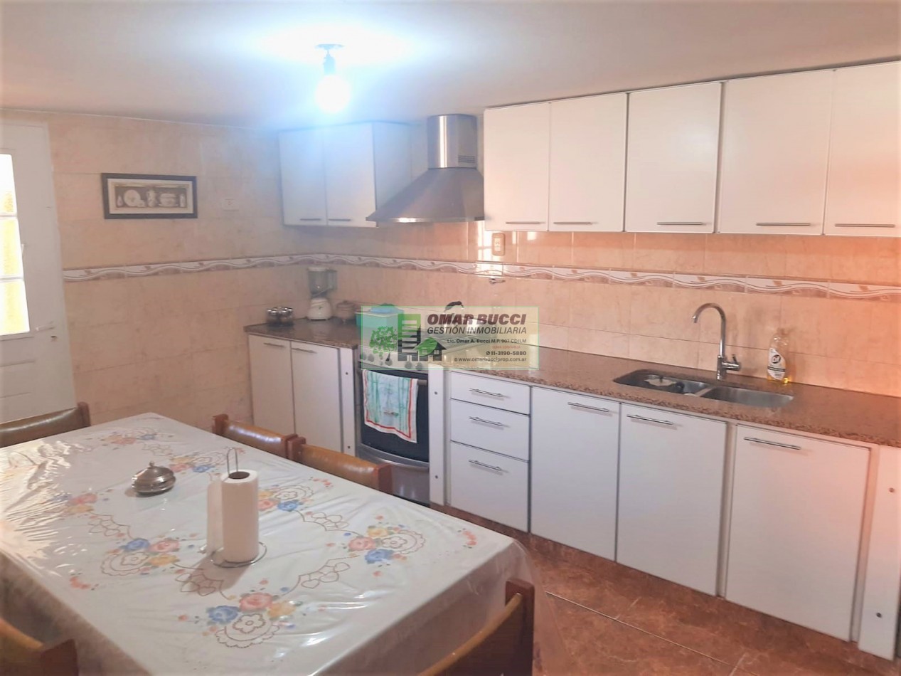 CASA de 4 AMBIENTES, MAS DOS LOCALES, MAS LOTE, EN VILLA LUZURIAGA