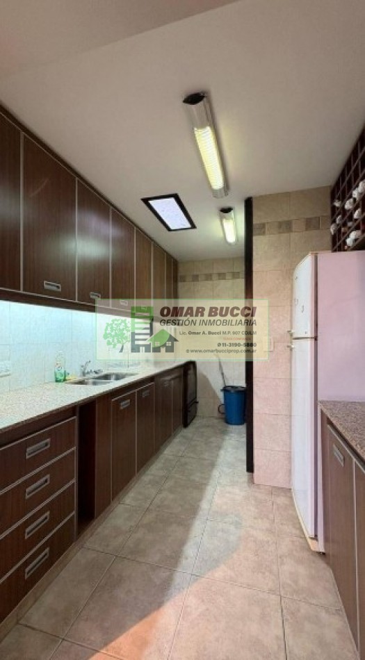Casa de 7 ambientes con cochera para dos autos, patio, pileta y quincho P/50 personas.