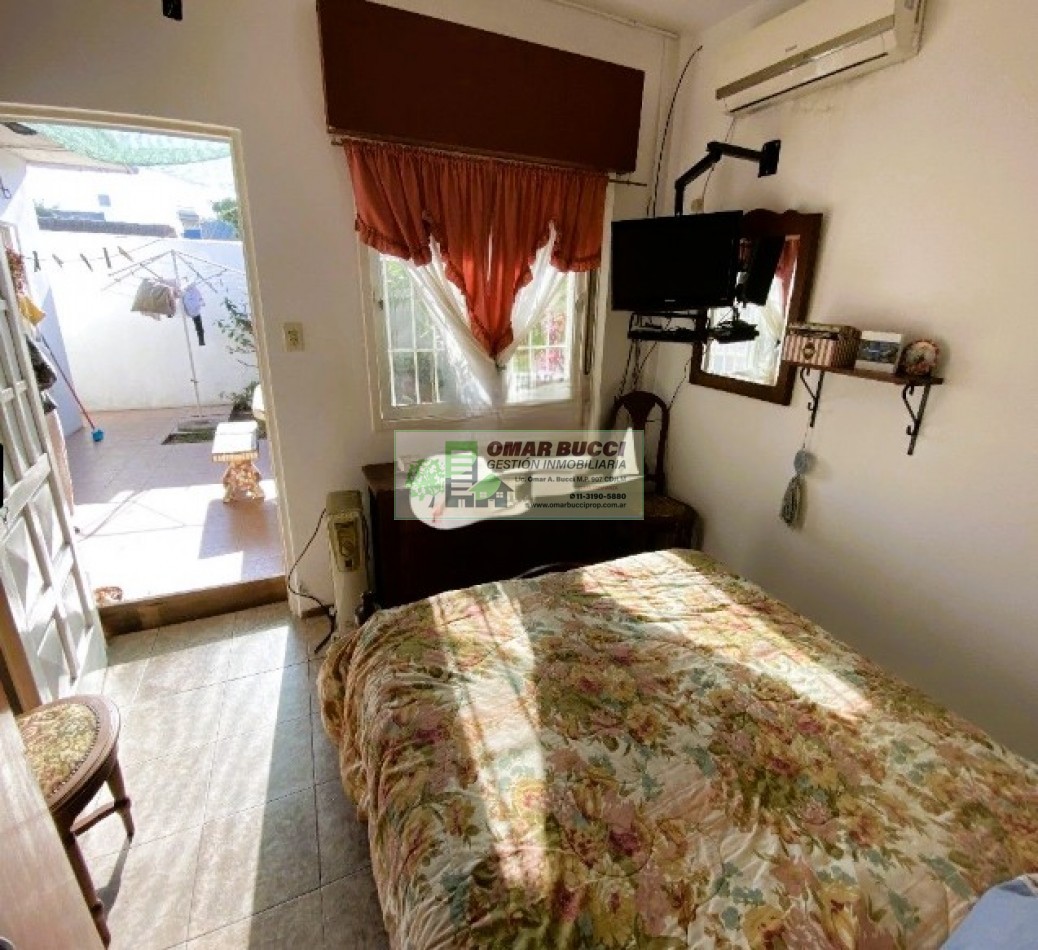 CASA DE 4 AMBIENTES EN LA TABLADA, CON COCHERA PARA DOS AUTOS