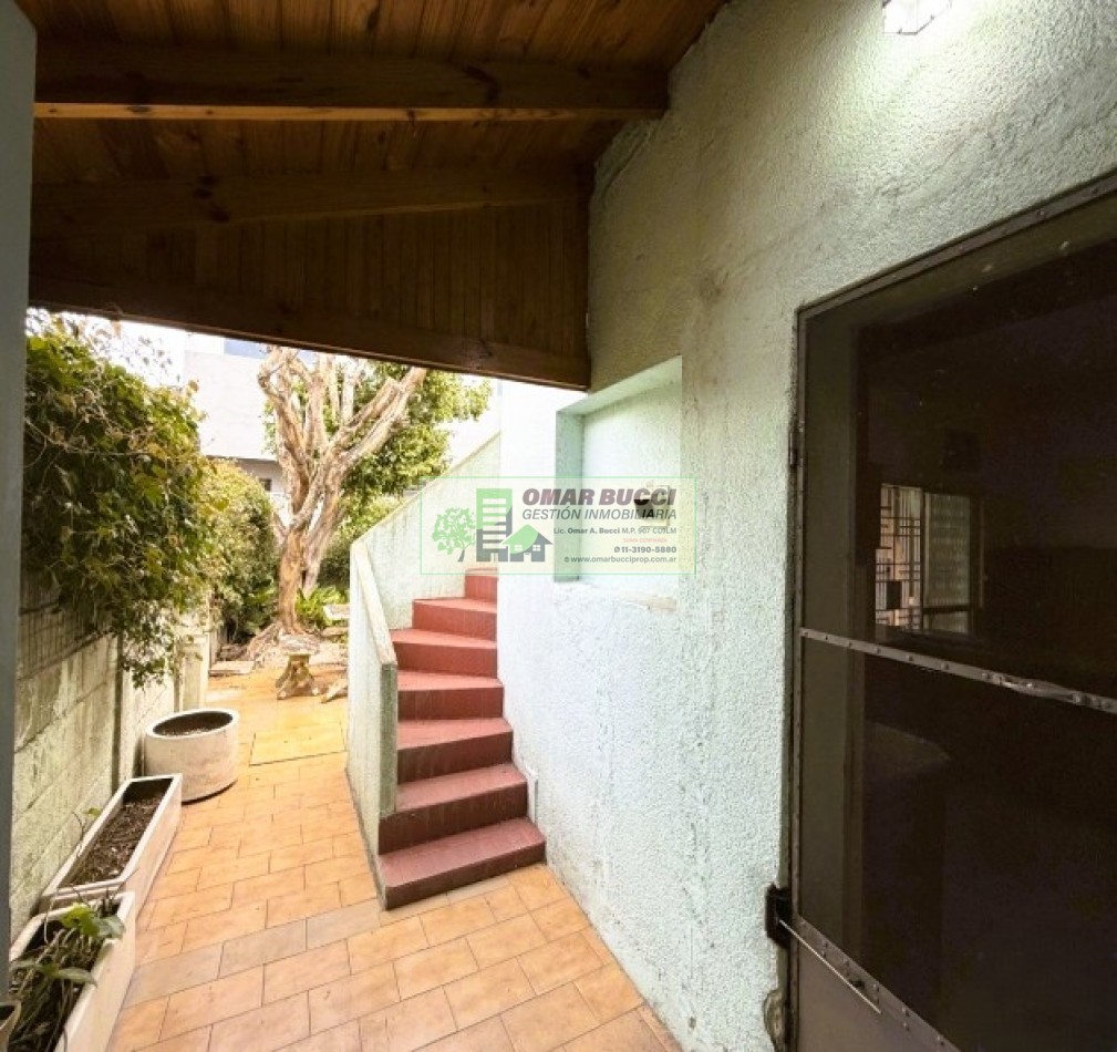 Casa de 4 dormitorios, cochera, jardin, parrilla y un quincho en Ramos Mejia