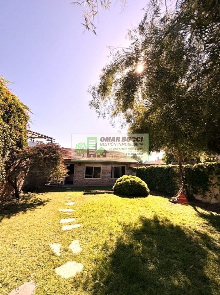 CASA 5 AMBIENTES CON COCHERA EN HAEDO, EXCELENTE ZONA!