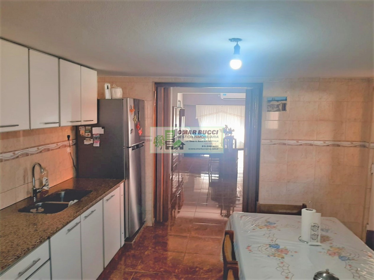 CASA de 4 AMBIENTES, MAS DOS LOCALES, MAS LOTE, EN VILLA LUZURIAGA