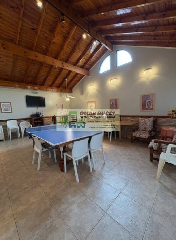 Casa de 7 ambientes con cochera para dos autos, patio, pileta y quincho P/50 personas.