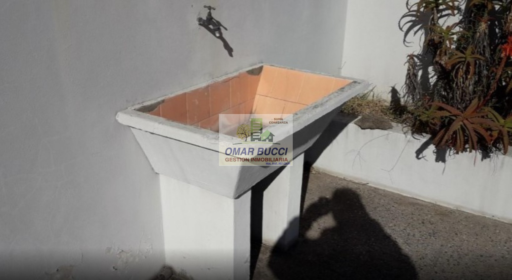 CASA CON LOCAL EN BILLINGHURST, RETRASADA