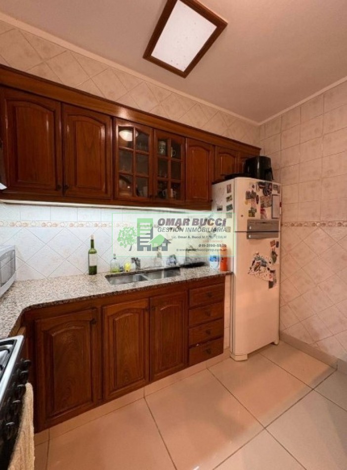 Casa de 7 ambientes con cochera para dos autos, patio, pileta y quincho P/50 personas.