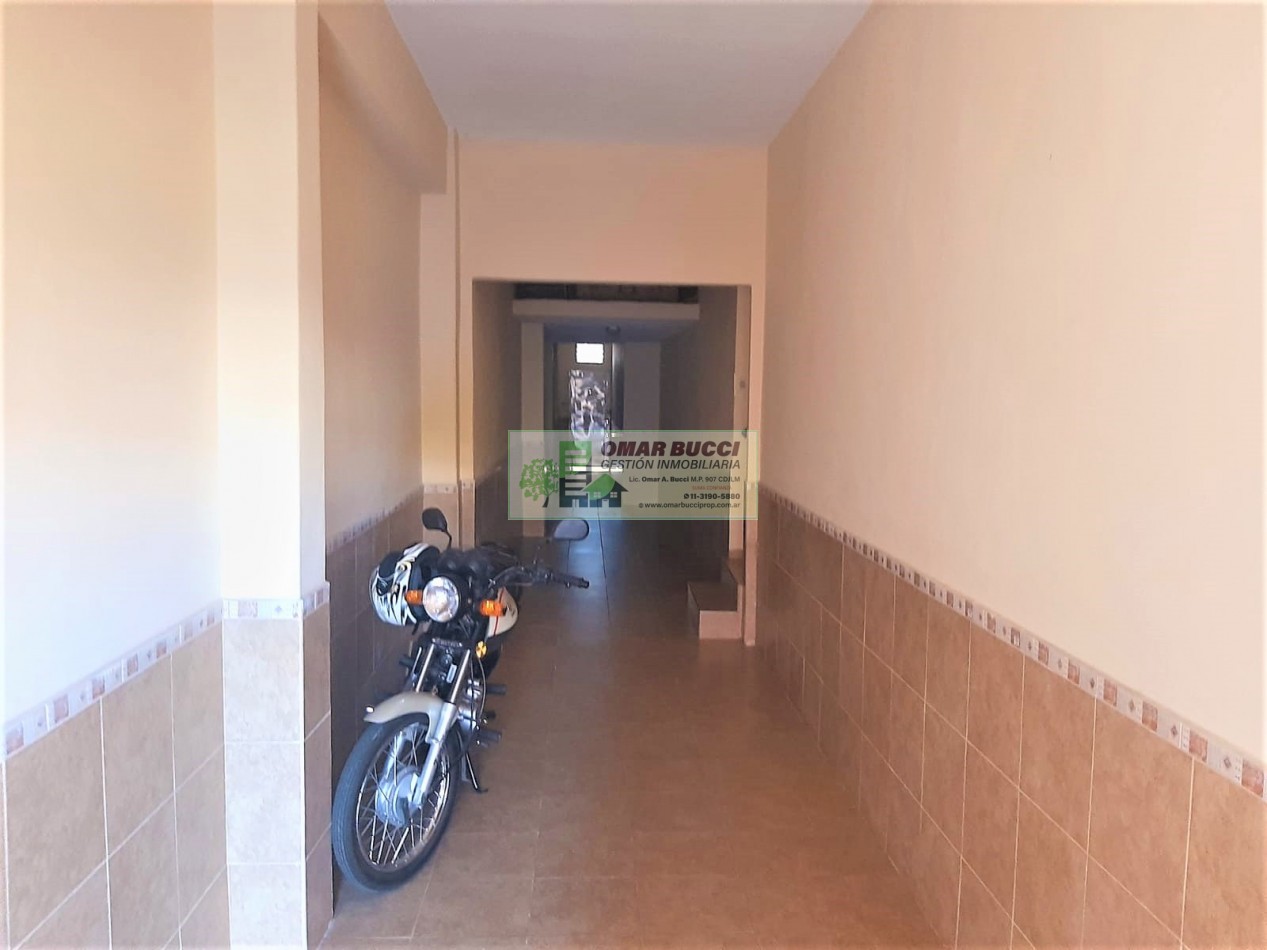 CASA de 4 AMBIENTES, MAS DOS LOCALES, MAS LOTE, EN VILLA LUZURIAGA