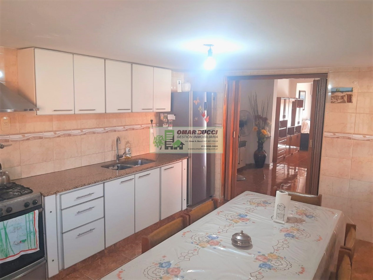 CASA de 4 AMBIENTES, MAS DOS LOCALES, MAS LOTE, EN VILLA LUZURIAGA