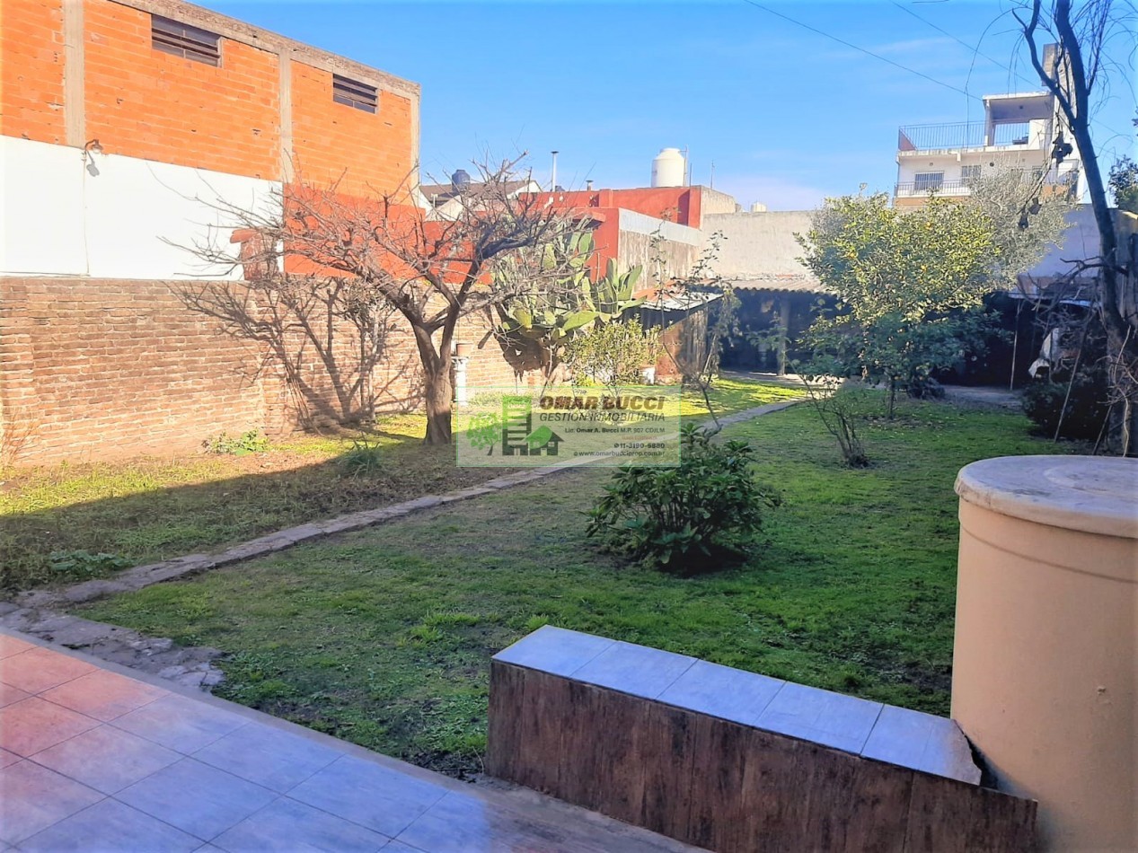CASA de 4 AMBIENTES, MAS DOS LOCALES, MAS LOTE, EN VILLA LUZURIAGA