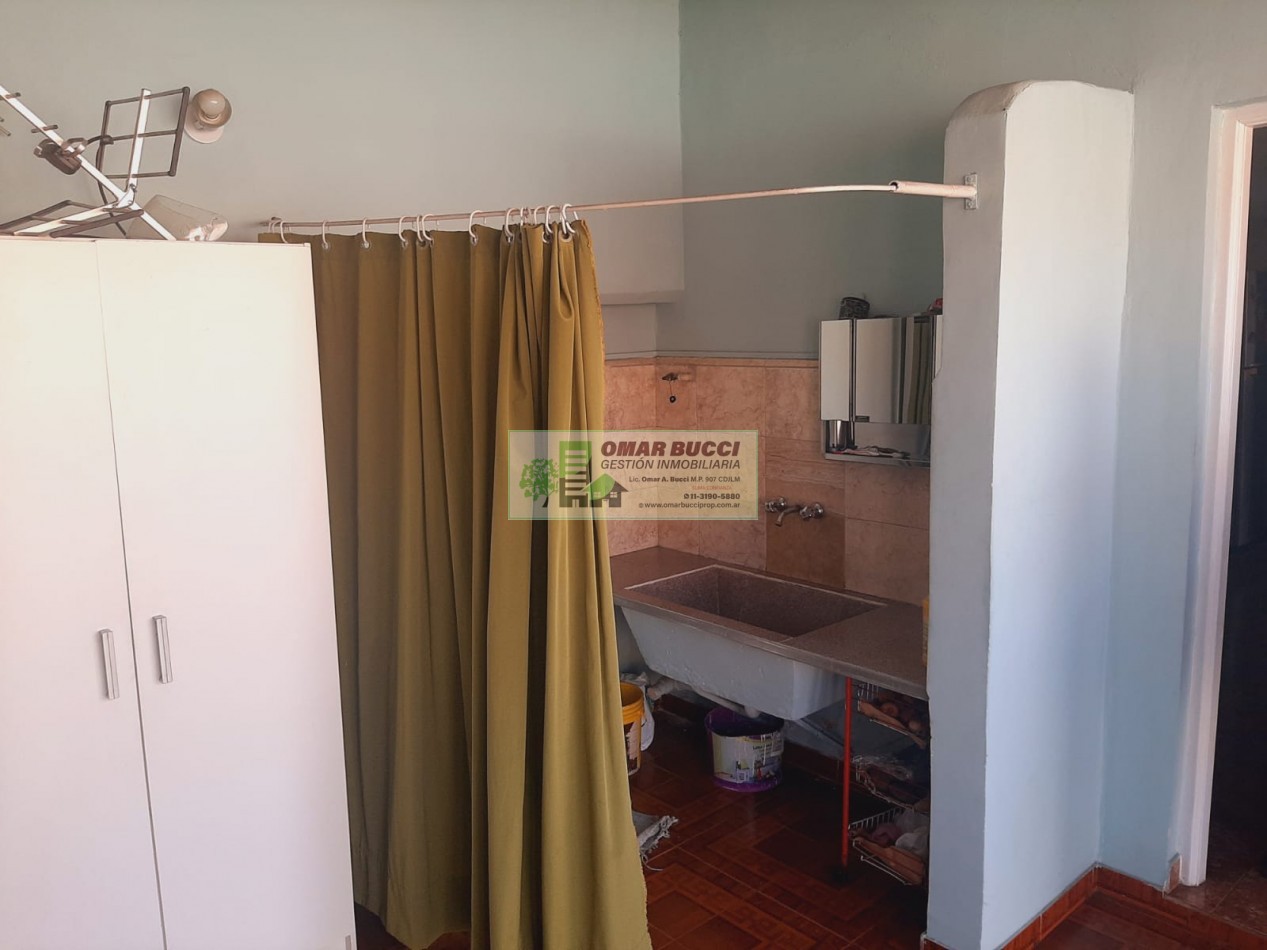 CASA de 4 AMBIENTES, MAS DOS LOCALES, MAS LOTE, EN VILLA LUZURIAGA