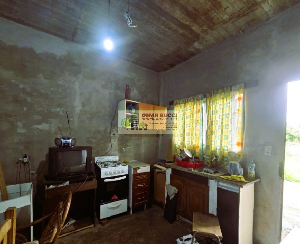 Casa con doble cochera y mucho potencial en Isidro Casanova