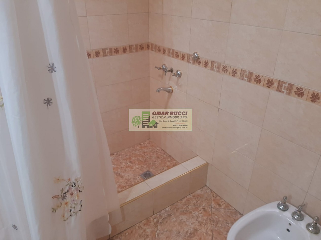 CASA de 4 AMBIENTES, MAS DOS LOCALES, MAS LOTE, EN VILLA LUZURIAGA