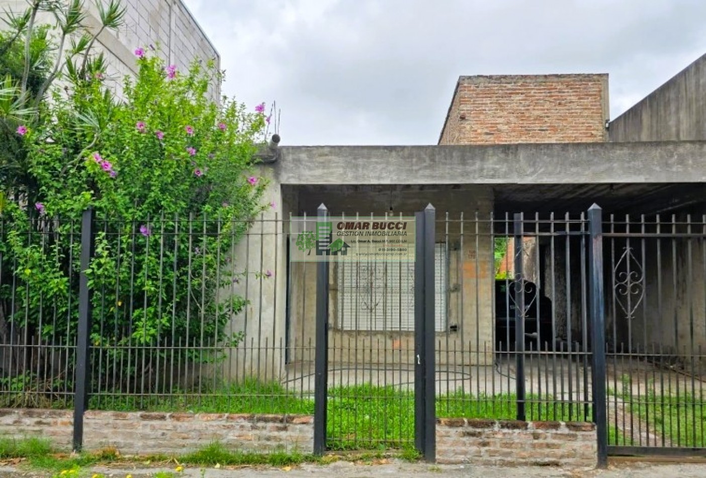 Casa con doble cochera y mucho potencial en Isidro Casanova