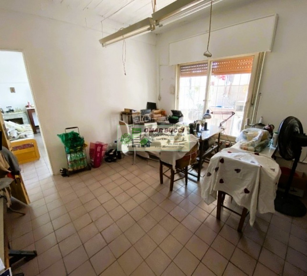 CASA DE 4 AMBIENTES EN LA TABLADA, CON COCHERA PARA DOS AUTOS