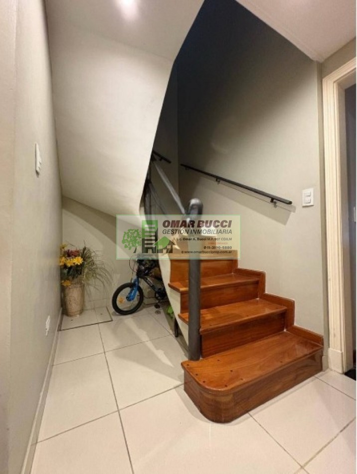 Casa de 7 ambientes con cochera para dos autos, patio, pileta y quincho P/50 personas.