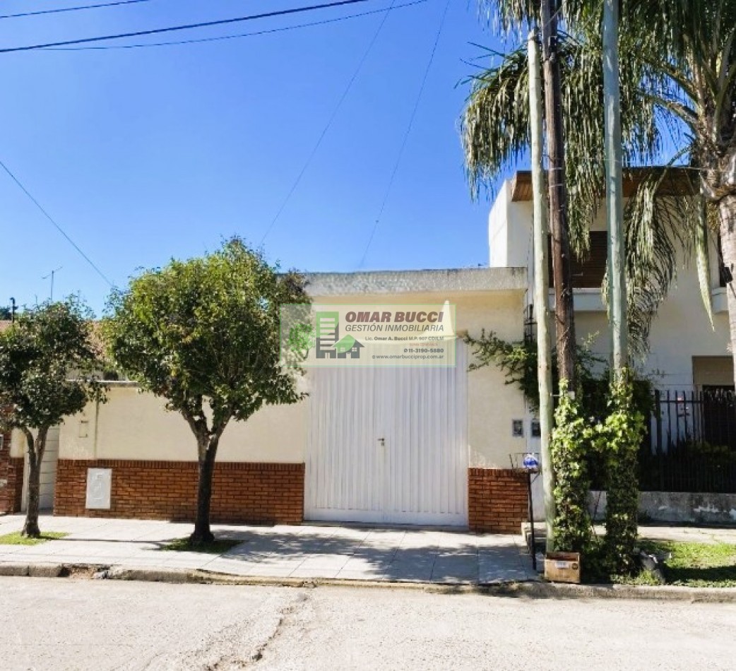CASA DE 4 AMBIENTES EN LA TABLADA, CON COCHERA PARA DOS AUTOS