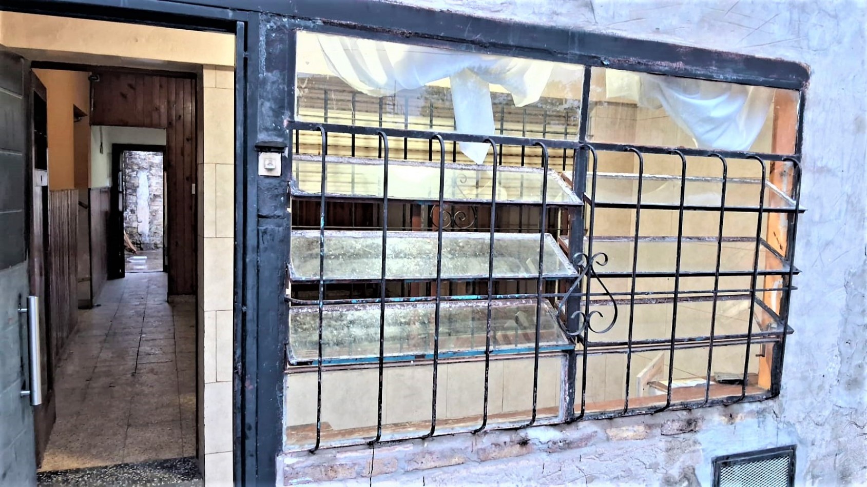 LOCAL, CASA, TALLER o DEPOSITO SOBRE LOTE PROPIO EN MORON. SE VENDE CON RENTA