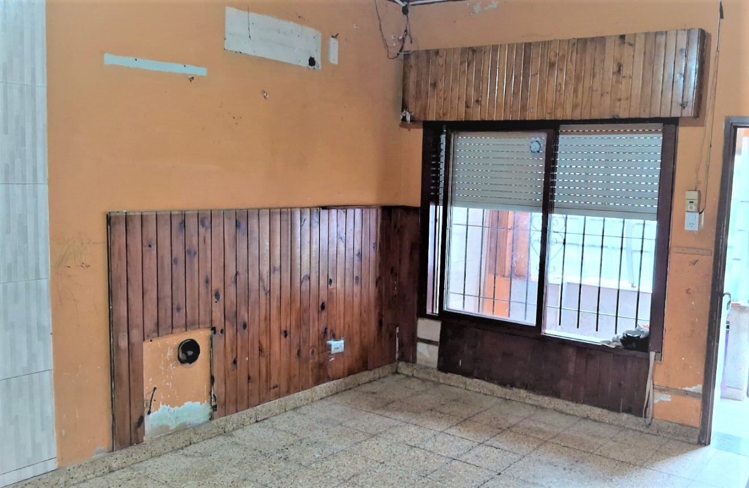 LOCAL, CASA, TALLER o DEPOSITO SOBRE LOTE PROPIO EN MORON. SE VENDE CON RENTA