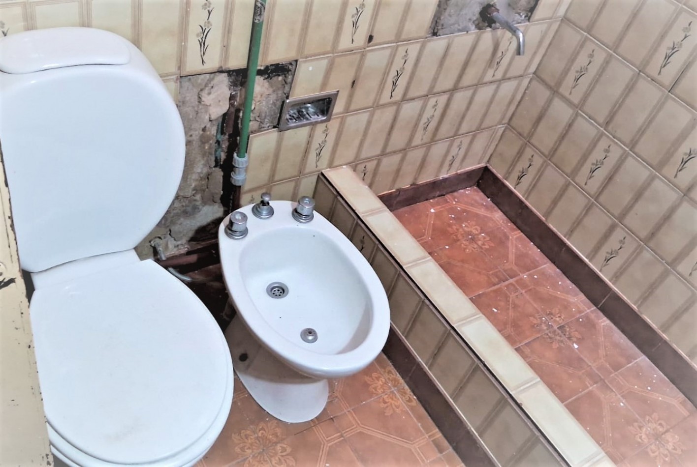 LOCAL, CASA, TALLER o DEPOSITO SOBRE LOTE PROPIO EN MORON. SE VENDE CON RENTA