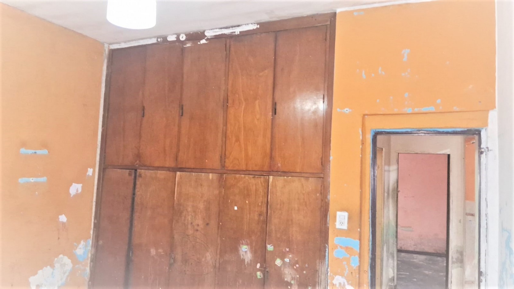 CASA Y LOCAL o GARAGE, SOBRE LOTE PROPIO EN MORON IDEAL INVERSOR, SE VENDE CON RENTA